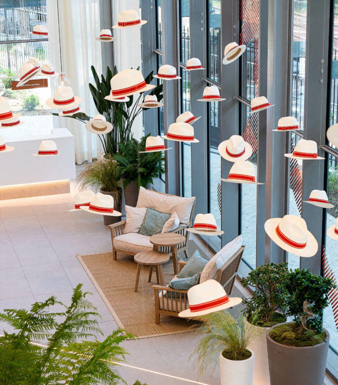 Roland Garros floating hads in reception